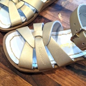 Beautiful gold saltwater sandals toddler size 7 in EUC